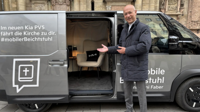 Mozgó gyóntatószék járja Bécs utcáit