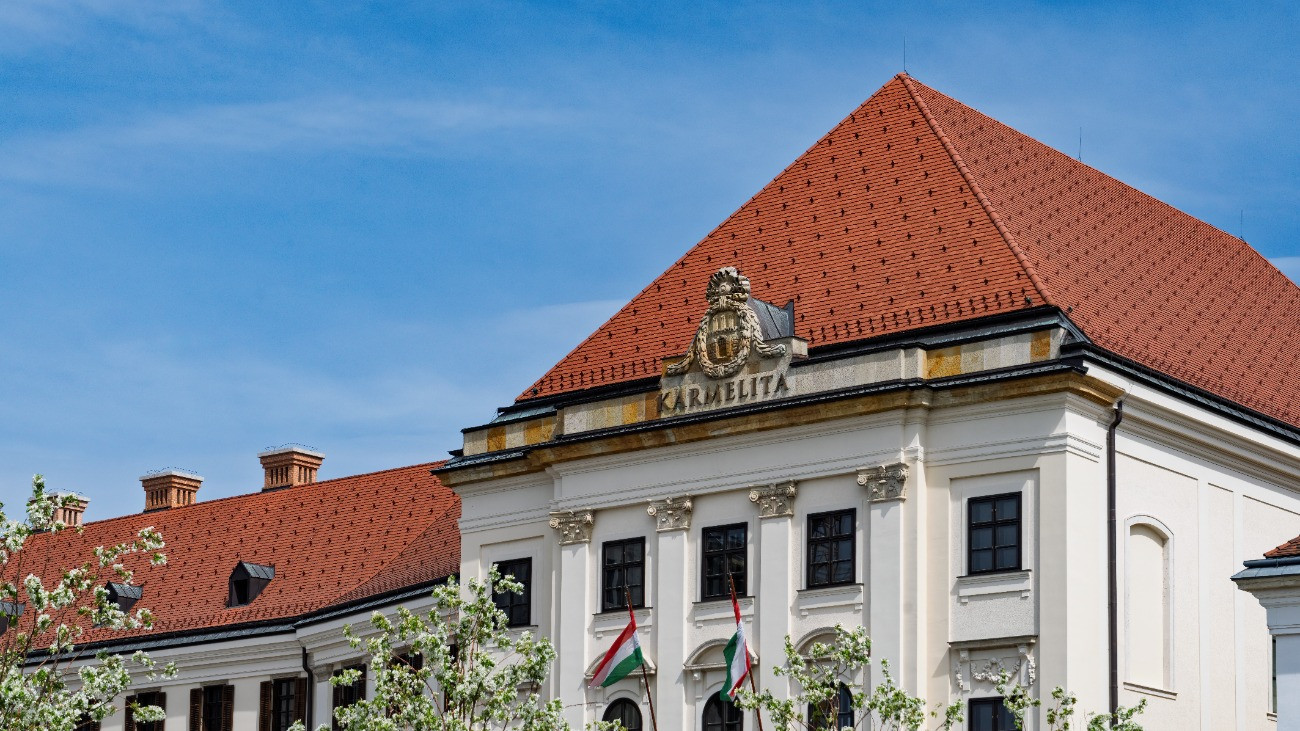 Pénteki meglepetésre készül a Karmelitából Magyar Péter