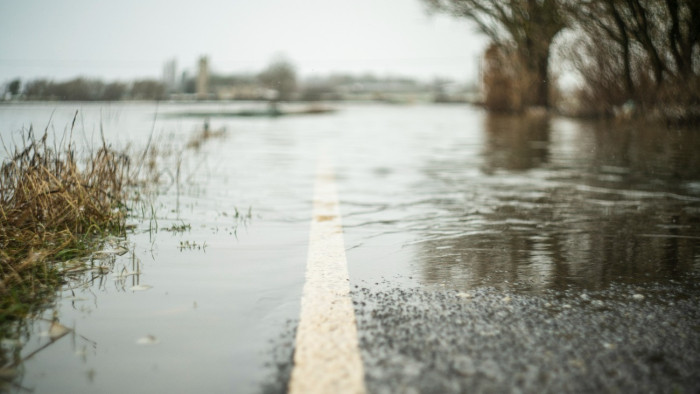 Áradás bénítja a közlekedést, két út lezárva
