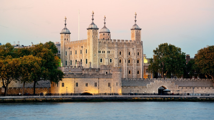 Botrány a londoni Towerben: sütis támadás érte a koronát – videó