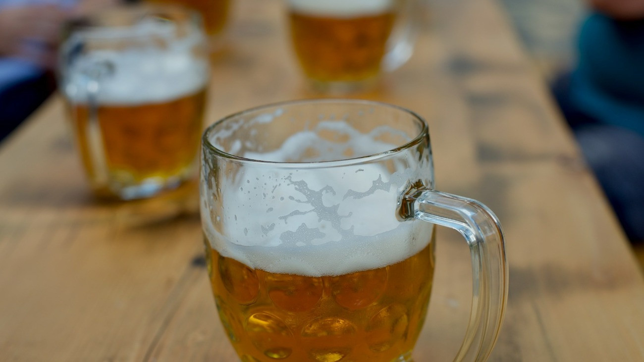 Cseh stílusú söröskorsók sorakoznak egy asztalon.