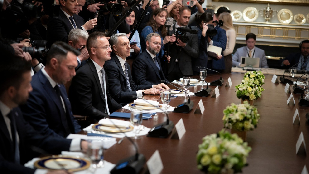 Szijjártó Péter reagált a pénzügyi védőpajzs körüli hírekre