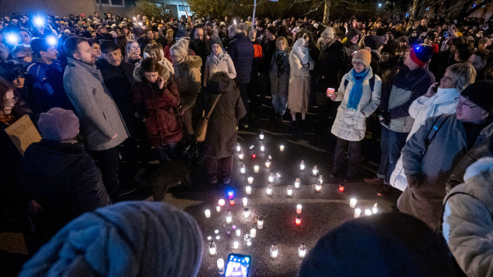 Gyertyákat gyújtottak a Szőlő utcai javítóintézet előtt