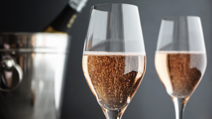 Nem a buborékokkal volt baj: rosé pezsgőket vizsgált a Nébih