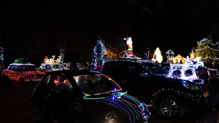 Karácsonyi díszektől ragyogtak az autók a balatoni Fényfelvonuláson