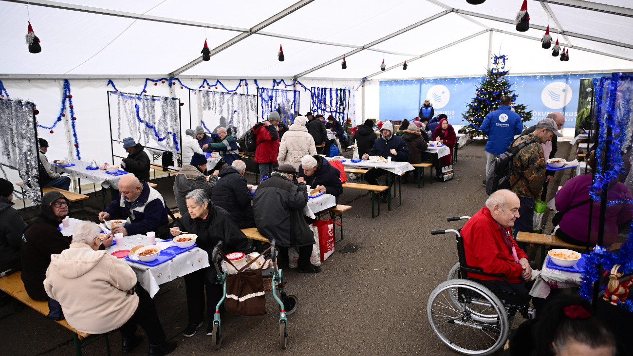 Napi ezer adag meleg étellel várják a víztorony tövében a rászorulókat hét napon át