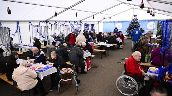 Napi ezer adag meleg étellel várják a víztorony tövében a rászorulókat hét napon át