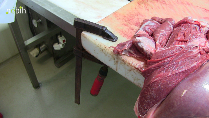 Brutális körülményekre bukkant a Nébih a mészárszéken – videó