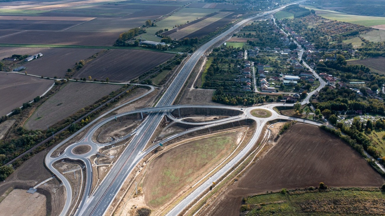 A garanciális javítások elkészültének jelentését követően az Építési és Közlekedési Minisztérium (ÉKM), valamint az üzemeltető Magyar Koncessziós Infrastruktúra Fejlesztő Zrt. (MKIF) képviselői kedden helyszíni szemle keretében ellenőrizték a Strabag kivitelezési hibája miatt korábban hosszú időre lezárt M30-as autópálya Miskolc és Szikszó közötti szakaszát.