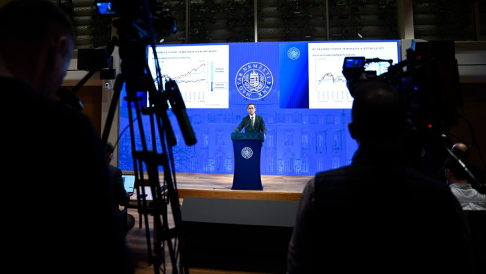 Varga Mihály az évzáró kamatdöntésről: az erős forint segít, 7 százalékot erősödött idén az euróhoz képest