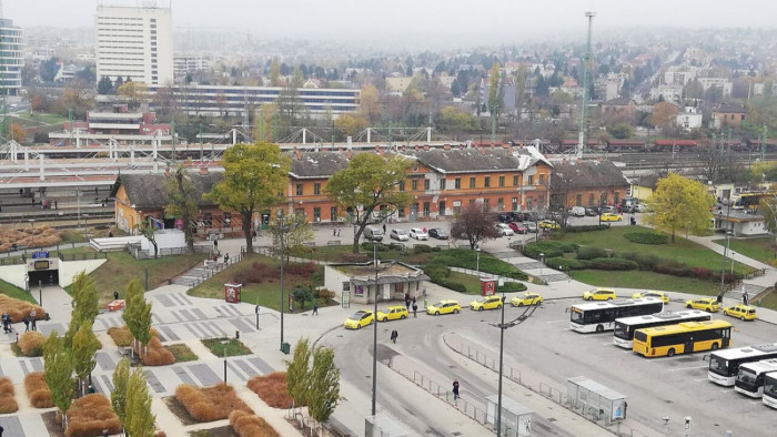 MÁV: utastájékoztató kijelzőket helyeztek ki a kelenföldi peronoknál - videó