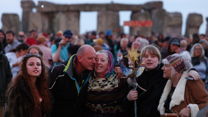 Tömeg gyűlt össze Angliában, a rendőrség csak nézte őket