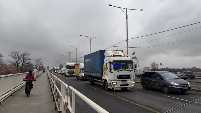 Így araszolnak át Budapesten a demonstráló kamionosok – videó