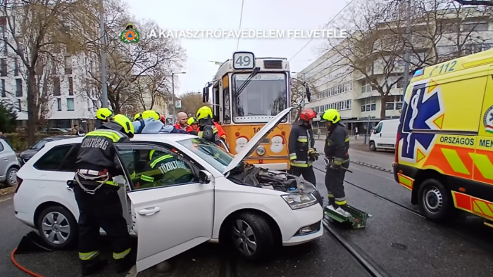 Villamossal ütközött, tűzoltók vágták ki az autóst Budapesten a kocsiból – videó