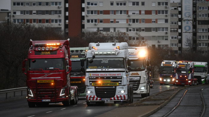 Az útdíjemelések visszavonását követelte több száz, főként kamionnal vidékről a fővárosba felvonuló fuvarozó - a nap hírei