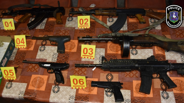 Egész fegyverarzenált találtak két férfinél a rendőrök Hevesben