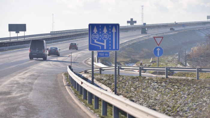 Lázár János: kitapostuk a Strabagból a javítást – már használható az M30-as