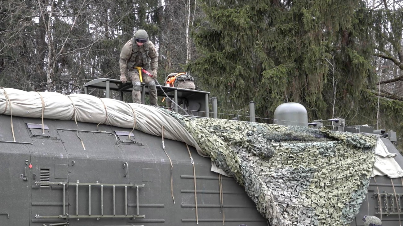 Az orosz védelmi minisztérium által 2025. december 30-án közreadott, videófelvételrõl készült kép egy orosz gyártmányú Oresnyik mobil földi telepítésû rakétarendszerrel felszerelt egységrõl egy ismeretlen fehéroroszországi helyszínen. A fehérorosz védelmi minisztérium közölte, hogy a hiperszonikus Oresnyik rakétkomplexumot hadrendbe állították az ország kijelölt területein.