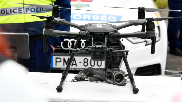 Rendőrségi drónok cikáztak az M7-es fölött