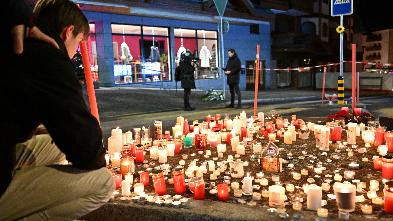 Svájci tömegkatasztrófa: egy vendég levideózta, ahogy lángra kap a plafon a bárban