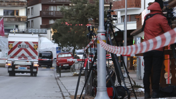 Megrázó felvétel a svájci tűzről: egy fiatal ruhával csapkodva próbálja eloltani a lángokat