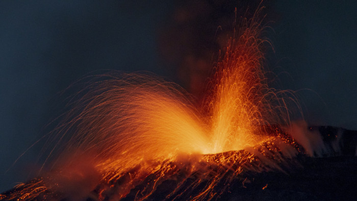 Újévi meglepetés: látványos tűzfolyó indult el a települések felé Szicíliában