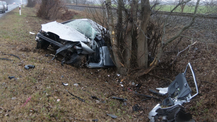 Csak feszítővágóval lehetett kiszabadítani a fiatalt a kocsijából, de nem tudták megmenteni