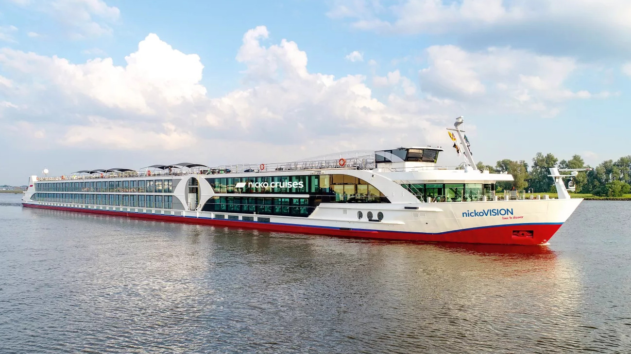 Esélytelen próbálkozások a Dunán a szállodahajó kiszabadítására