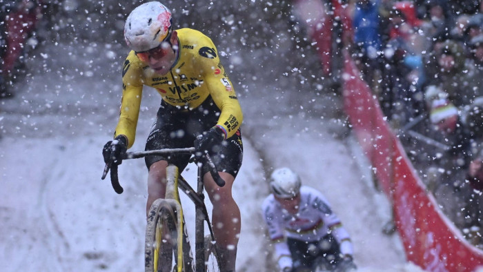 Hatalmasat bukott a belgák sztárbringása - videó