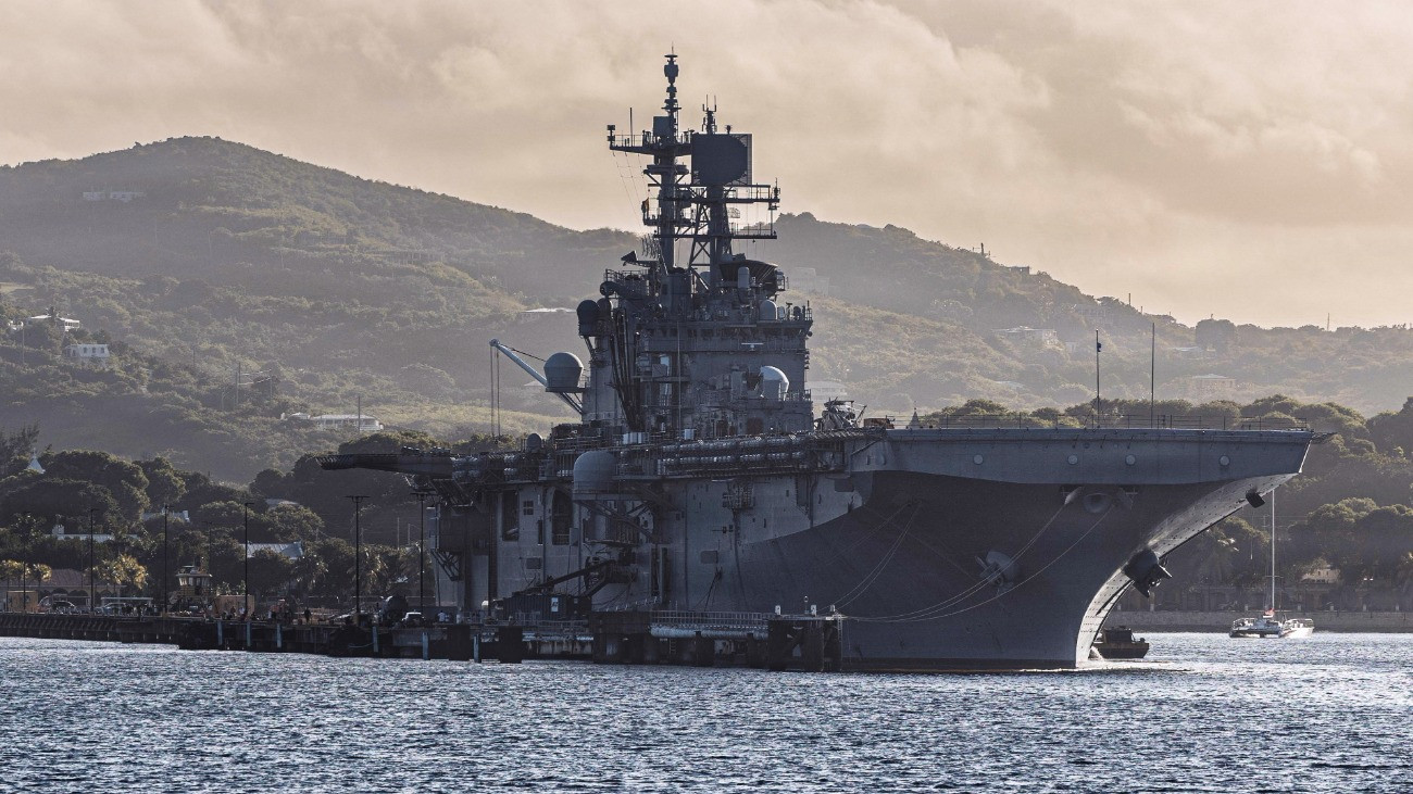 Az amerikai haditengerészet képén a USS Iwo Jima amerikai hadihajó az Amerikai Virgin-szigetekhez tartozó St. Croix-on fekvõ Frederikstedben 2025. december 11-én. A hadihajó szállítja az Egyesült Államokba Nicolás Maduro venezuelai elnököt, akit a feleségével amerikai katonák elfogtak 2026. január 3-án.