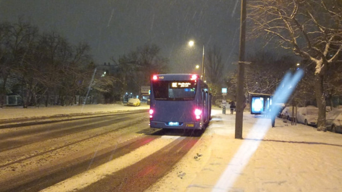 Éjfélkor is havazott, izgalmas lesz a reggelünk – fotók