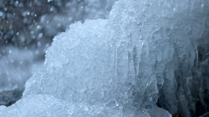 Kezd kihúzni a MÁV a hóból, de most még a szél is ott van