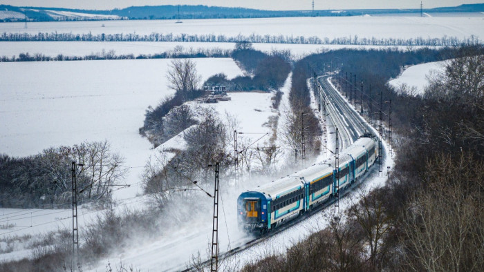 A főutak állapotáról és a vasúti fennakadásokról számolt be Lázár János