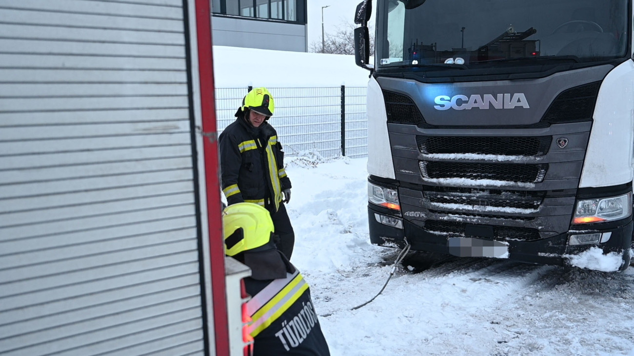 Hóban elakadt kamiont is mentett a katasztrófavédelem – videó