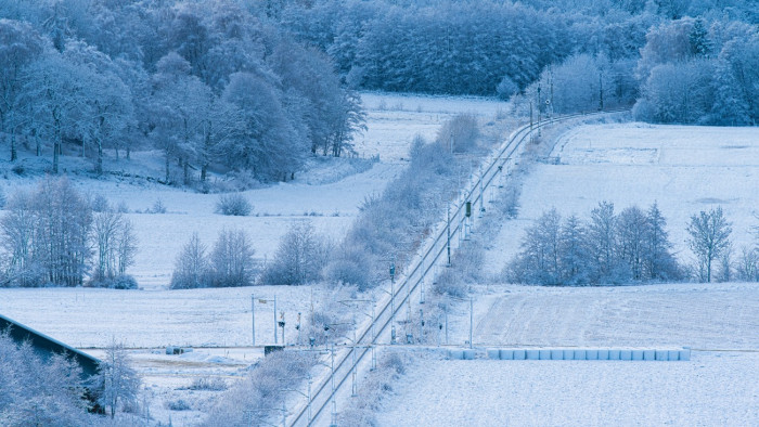 A kamionok felén téli gumi sincs – vízszintes hóvihar a nyugati határon