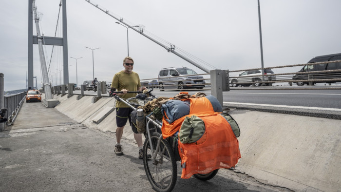 Embercsempészek, drogbárók és egy jegesmedve szorításában – hamarosan hazaér a világot 28 éve járó brit kalandor