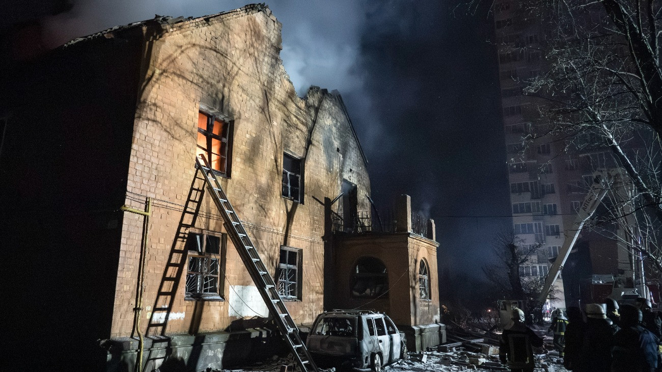 Ukrán légierő: ballisztikus rakétával támadták az oroszok Lvivet, Kijevben négyen meghaltak