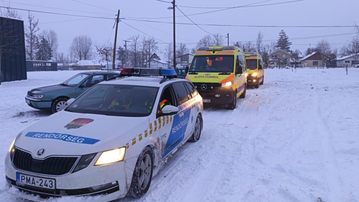 Két fiatal szakadt be a jeges tóba, hajszálon múlott a tragédia