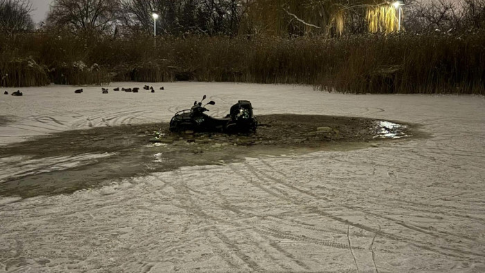 Arcoskodtak a quaddal, beszakadtak a tóba