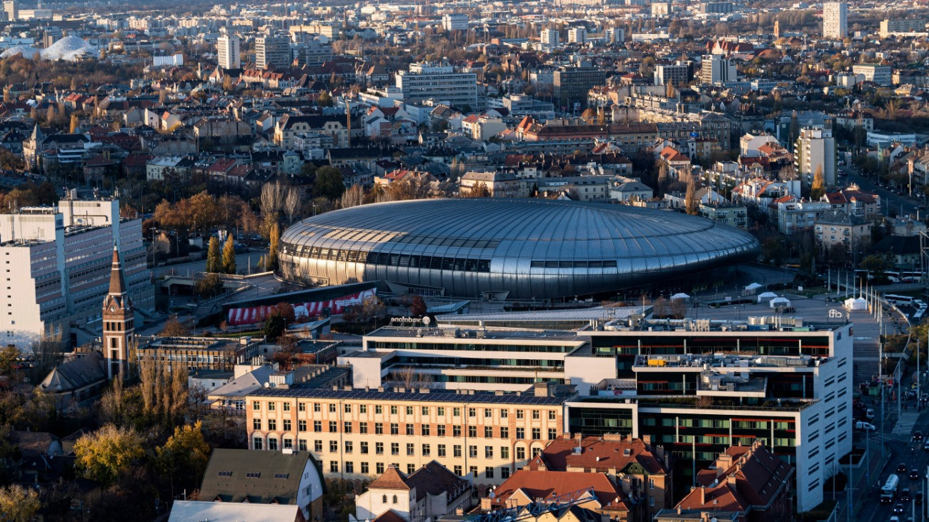 Lángok csaptak fel a Papp László Arénában