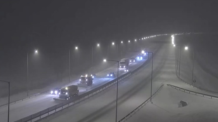 Hókotrókat előzgettek az autópályán, nagy koccanás lett a vége – videó