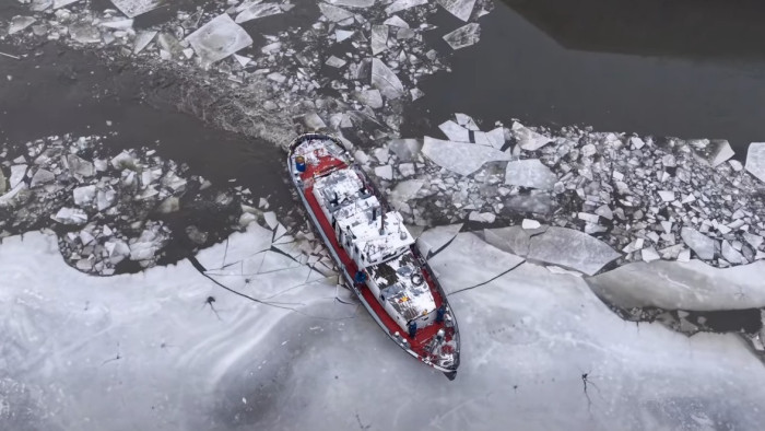 Bőven van dolga a jégtörőnek a Dunán – látványos légi videó