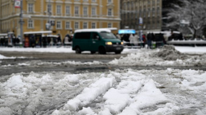Egyre több a kátyú Budapesten, megemelt kapacitással végzik a burkolathibák javítását