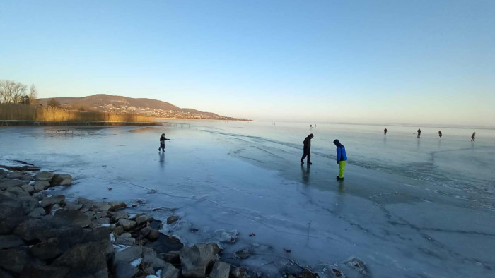 Alatomos veszélyre figyelmeztetnek a Balatonon