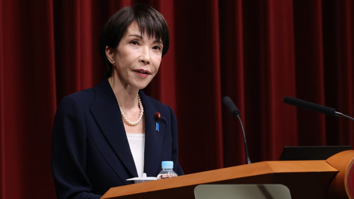 Feloszlatja a parlamentet a történelem első női kormányfője Japánban