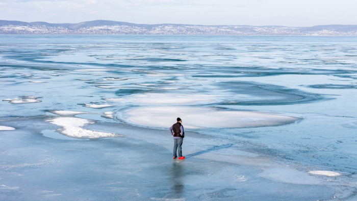 Beszakadt a jég egy kisgyermek alatt a Balatonnál