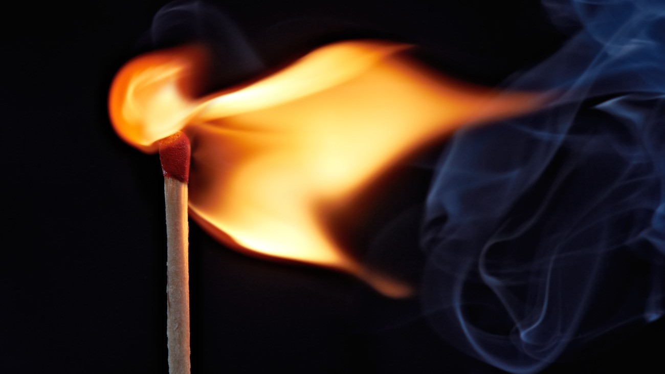 Benzinnel öntötte le „szófogadatlan” fiát és égő gyufát dobott rá