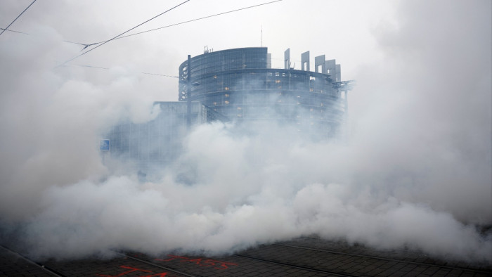 Füstbe borult az Európai Parlament és környéke – képek