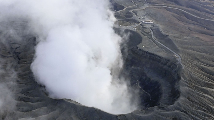 Aktív vulkán közelében tűnt el egy városnéző helikopter