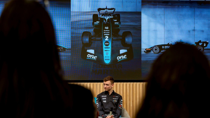 A brit Forma–3-ban szágud tovább a 17 éves magyar tehetség